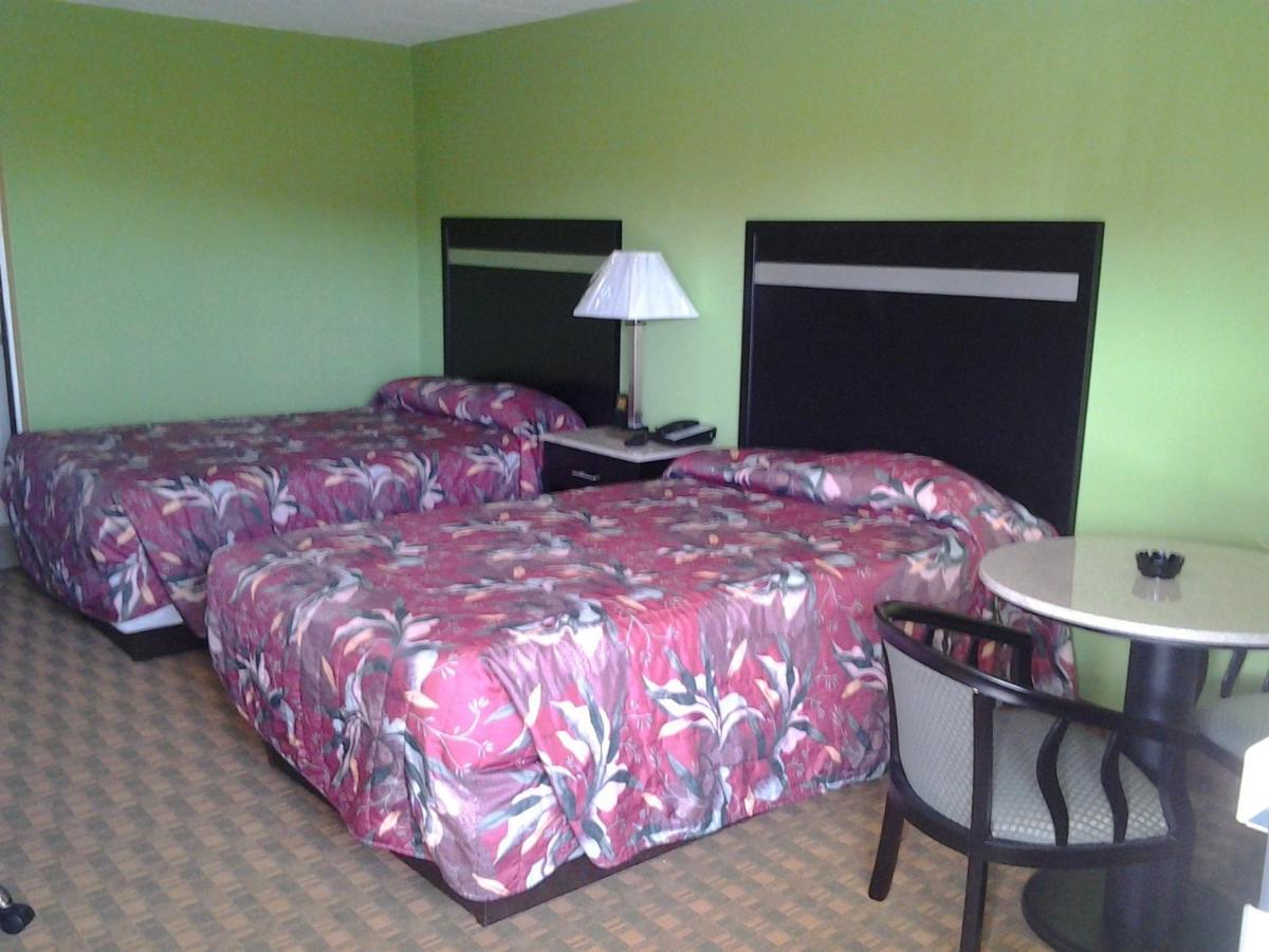 Elkton Lodge Room photo